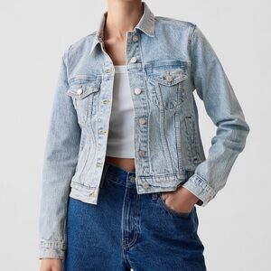 NWOT - Gap Icon Denim Jacket Size Small